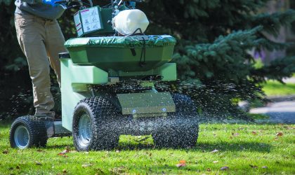 Late Fall Early Winter Lawn Maintenance - Green Lawn Fertilizing